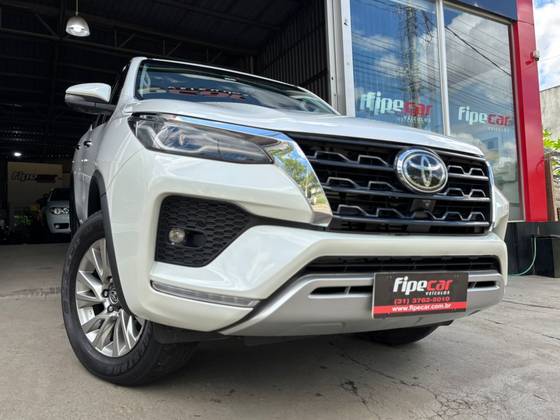 TOYOTA HILUX SW4 2.8 D-4D TURBO DIESEL SRX 7L 4X4 AUTOMÁTICO